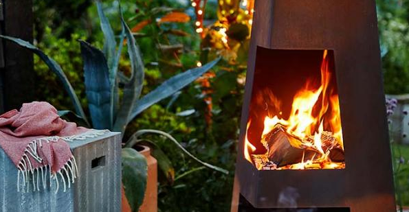 Oxidação ardente de madeira que resiste à pirâmide exterior do fogo de Chiminea do obelisco de aço
