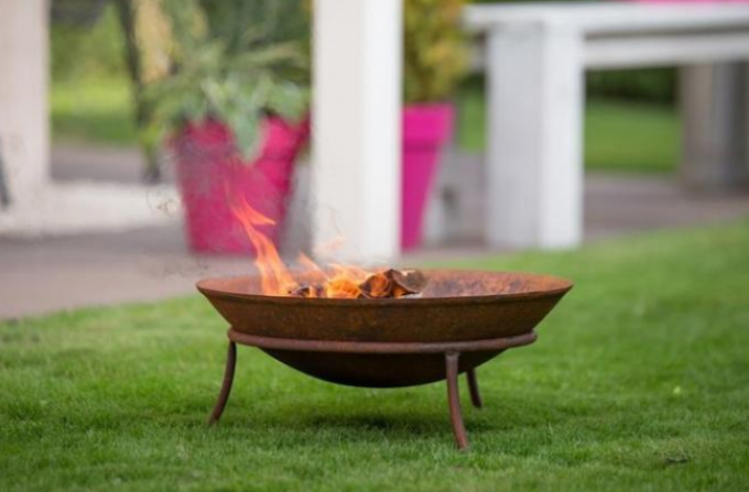 Madeira moderna que queima a bacia de fogo redonda de aço de Corten