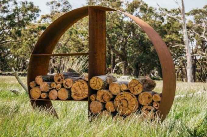 O log circular rústico decorativo armazena o suporte de aço da lenha de Corten