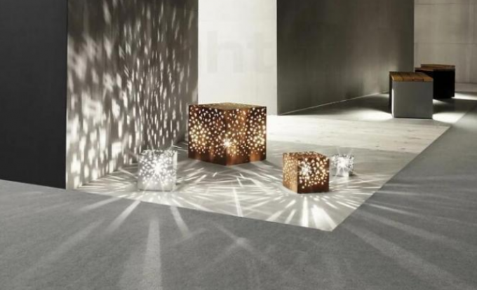 Luz geométrica exterior de Rusty Corten Steel Outdoor Floor com abajur cúbico