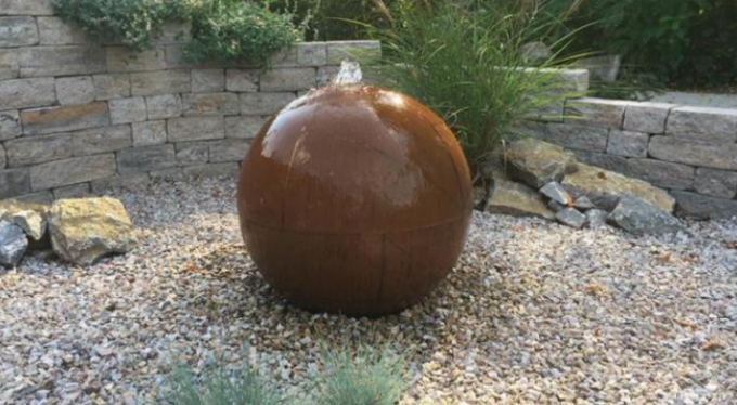 A esfera exterior personalizada da decoração deu forma a Rusty Corten Steel Water Feature