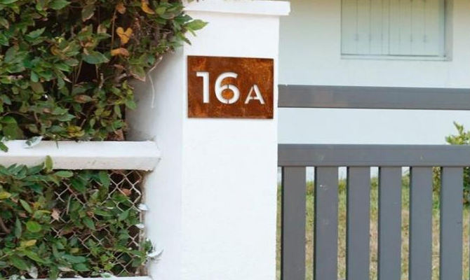 O número da casa personalizado do laser corte exterior oxidou o sinal de aço de Corten
