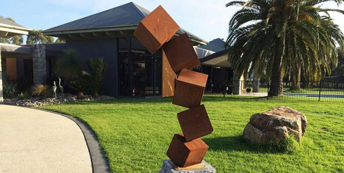 O grande cubo do jardim dá forma à escultura exterior de Rusty Metal Statues Corten Steel