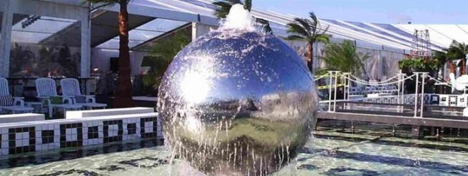 da esfera moderna do pátio do jardim de 75cm característica de aço inoxidável da água com luzes do diodo emissor de luz