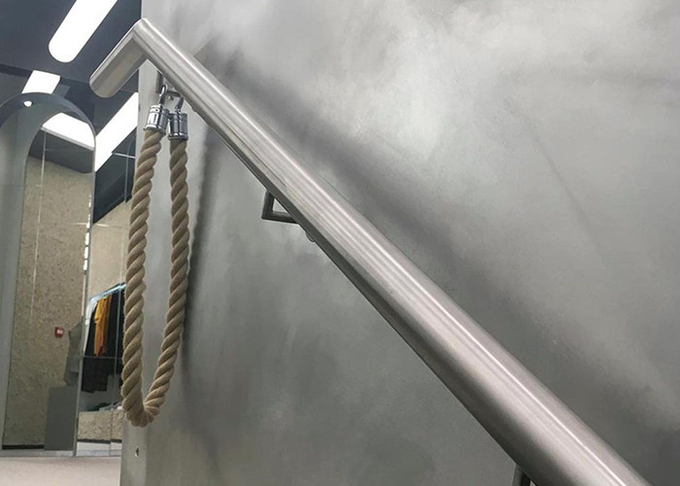 As escadas internas luxuosas modernas pré-fabricadas do metal personalizaram a escadaria reta