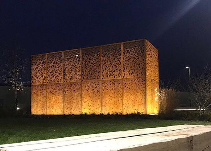 O laser decorativo cortou a construção do painel da tela