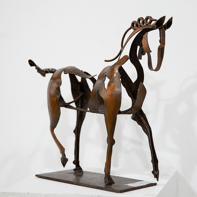 Vida oca - sumário exterior da escultura do metal do cavalo do tamanho para a paisagem