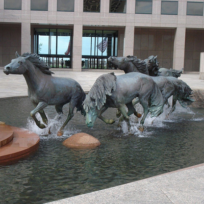 Mão que cinzela a decoração exterior vivo do jardim da escultura de bronze do cavalo