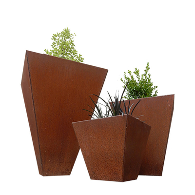 O plantador exterior poligonal do metal oxidou as caixas de aço do plantador para a flor