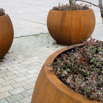 plantador exterior dado forma esfera aumentado 1000mm do metal para o shopping