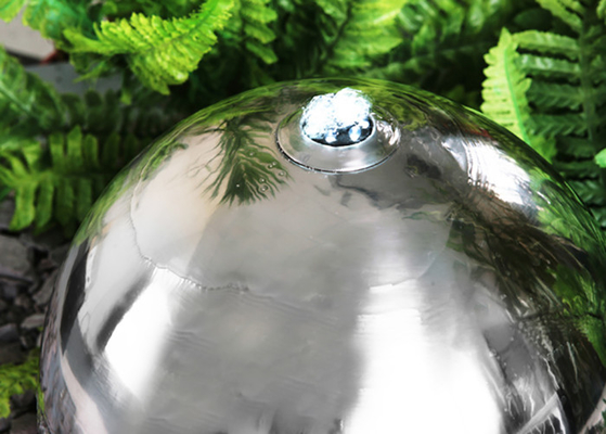 característica de aço inoxidável da água da esfera dos ornamento do jardim do metal de 70cm com luzes do diodo emissor de luz