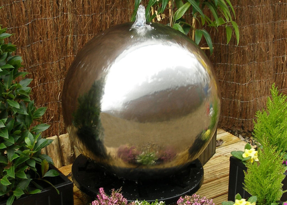 característica de aço inoxidável da água da esfera dos ornamento do jardim do metal de 70cm com luzes do diodo emissor de luz