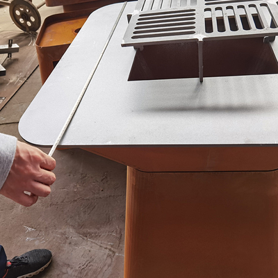 Churrasqueira ao ar livre personalizada com fogão de aço corten