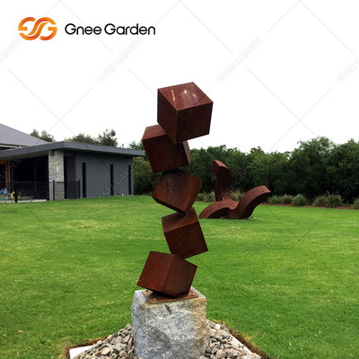 A escultura de aço de Corten do bloco do perigo oxidou esculturas do jardim do metal para o gramado