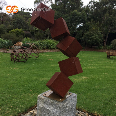 A escultura de aço de Corten do bloco do perigo oxidou esculturas do jardim do metal para o gramado