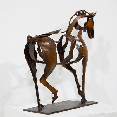 Vida oca - sumário exterior da escultura do metal do cavalo do tamanho para a paisagem