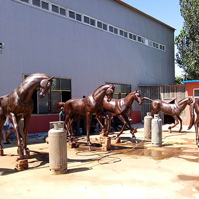 Mão que cinzela a decoração exterior vivo do jardim da escultura de bronze do cavalo