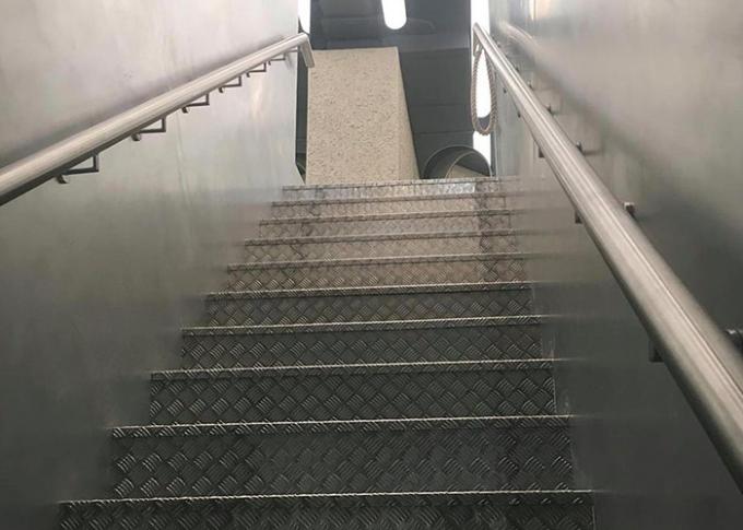 As escadas internas luxuosas modernas pré-fabricadas do metal personalizaram a escadaria reta