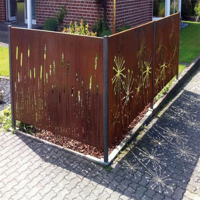 A separação da sala de visitas do metal seleciona a cerca do jardim