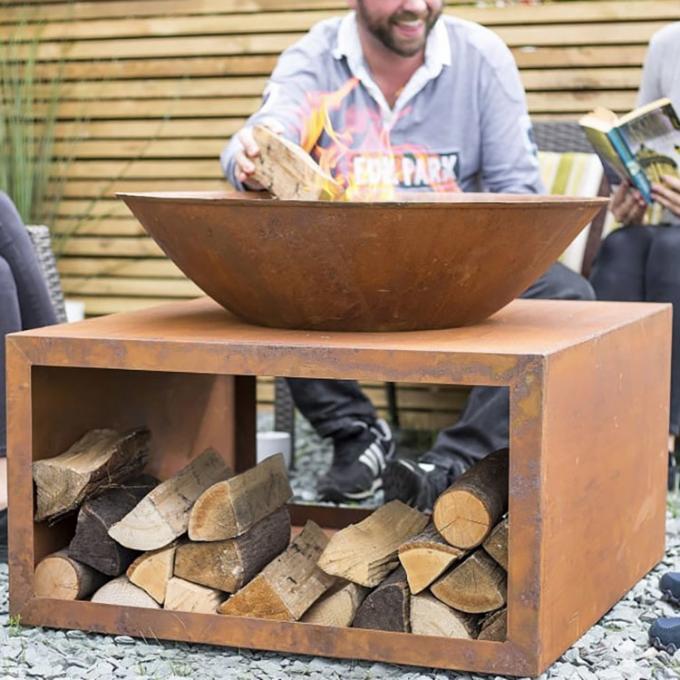 Fogo de aço exterior Pit Large Corten Steel Brazier com a cremalheira de madeira do armazenamento
