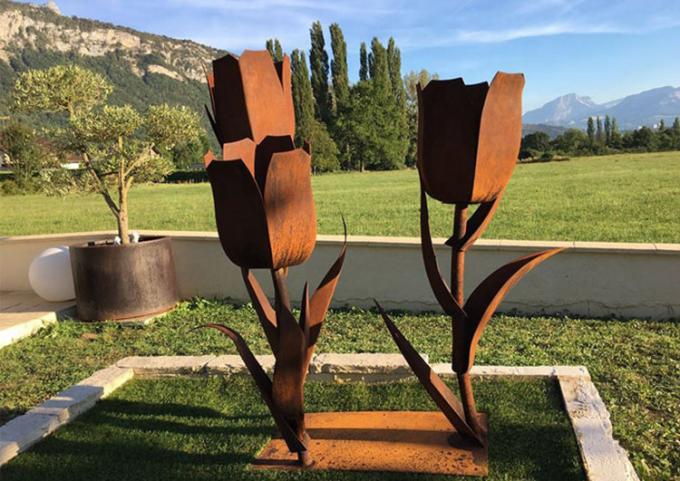 A flor deu forma à escultura de aço bonita do jardim de Corten para o quintal exterior